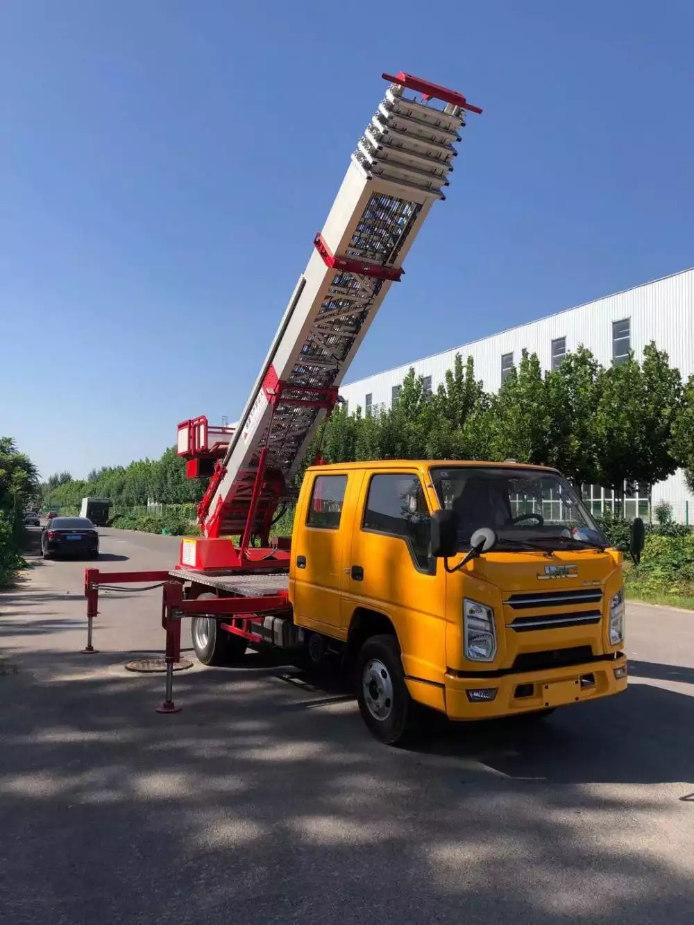 洪梅镇附近的云梯车出租服务：轻松解决高空作业需求